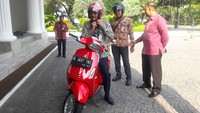 Djarot tidak dikawal khusus. Dia menggunakan Vespa merah hanya bersama seorang ajudannya. Djarot mengaku senang terhadap Vespa yang dikendarainya karena dapat menembus kemacetan dari rumah dinasnya di Taman Suropati ke Balai Kota.