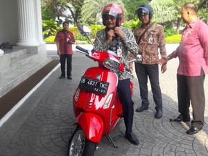 Biar Kekinian, Gubernur Djarot Ngantor Naik Vespa Merah