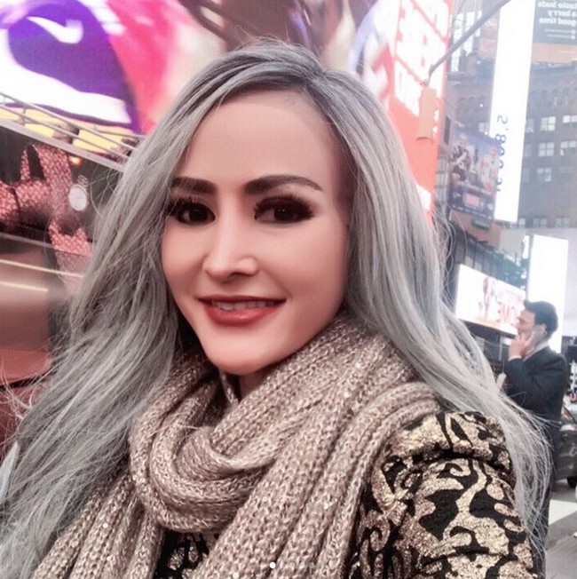 Bintang film horor yang identik dengan penampilan seksi Cynthiara Alona jadi kontroversial saat melakukan live Instagram pada 2018. Dia melakukan aktivitas yang terlalu mengumbar tubuhnya. Cynthiara berganti baju sambil live di Instagram. Netizen pun menyebutnya sengaja mencari atensi. Foto: Dok. Instagram/cynthiaraalona_real