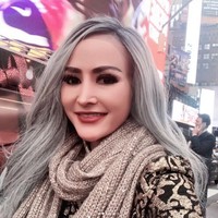 Bintang film horor yang identik dengan penampilan seksi Cynthiara Alona jadi kontroversial saat melakukan live Instagram pada 2018. Dia melakukan aktivitas yang terlalu mengumbar tubuhnya. Cynthiara berganti baju sambil live di Instagram. Netizen pun menyebutnya sengaja mencari atensi. Foto: Dok. Instagram/cynthiaraalona_real