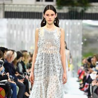 Fashion show Valentino Spring/Summer 2018 di Paris Fashion Week, Prancis, 1 Oktober 2017. [Foto: Pascal Le Segretain/Getty Images]