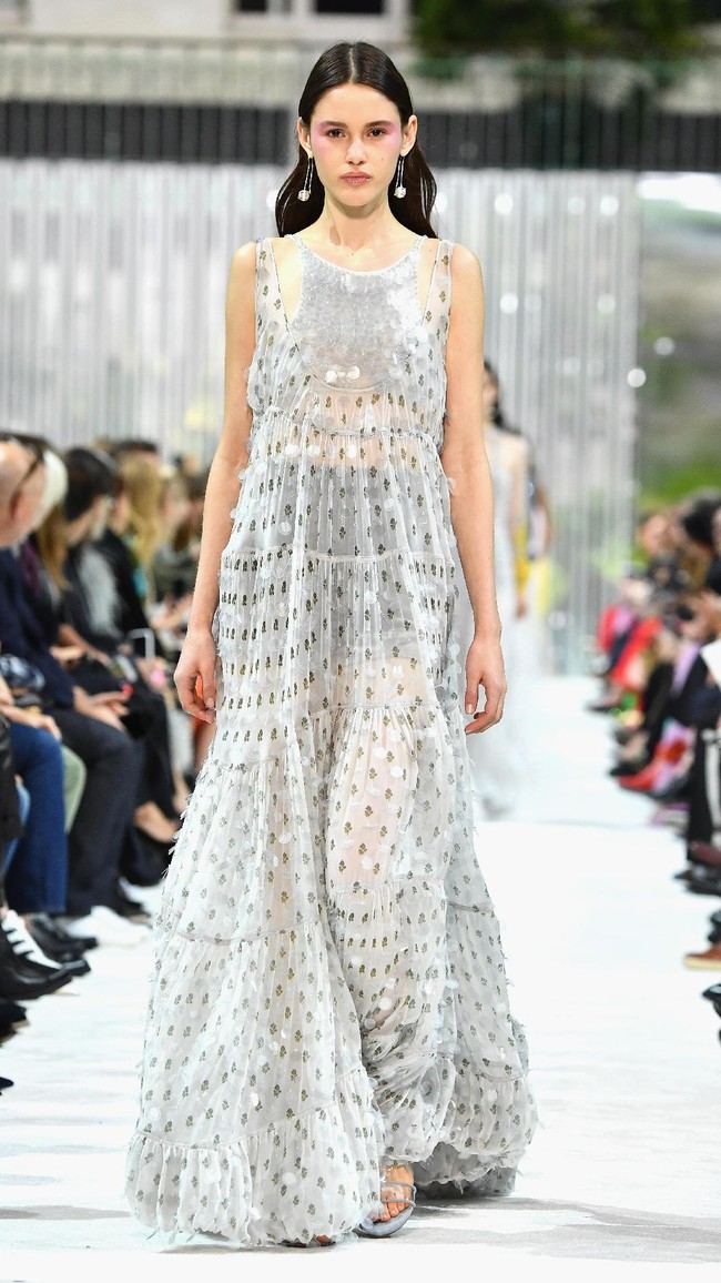 Fashion show Valentino Spring/Summer 2018 di Paris Fashion Week, Prancis, 1 Oktober 2017. [Foto: Pascal Le Segretain/Getty Images]