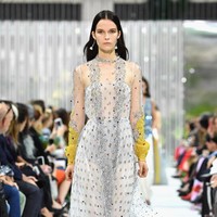 Fashion show Valentino Spring/Summer 2018 di Paris Fashion Week, Prancis, 1 Oktober 2017. [Foto: Pascal Le Segretain/Getty Images]