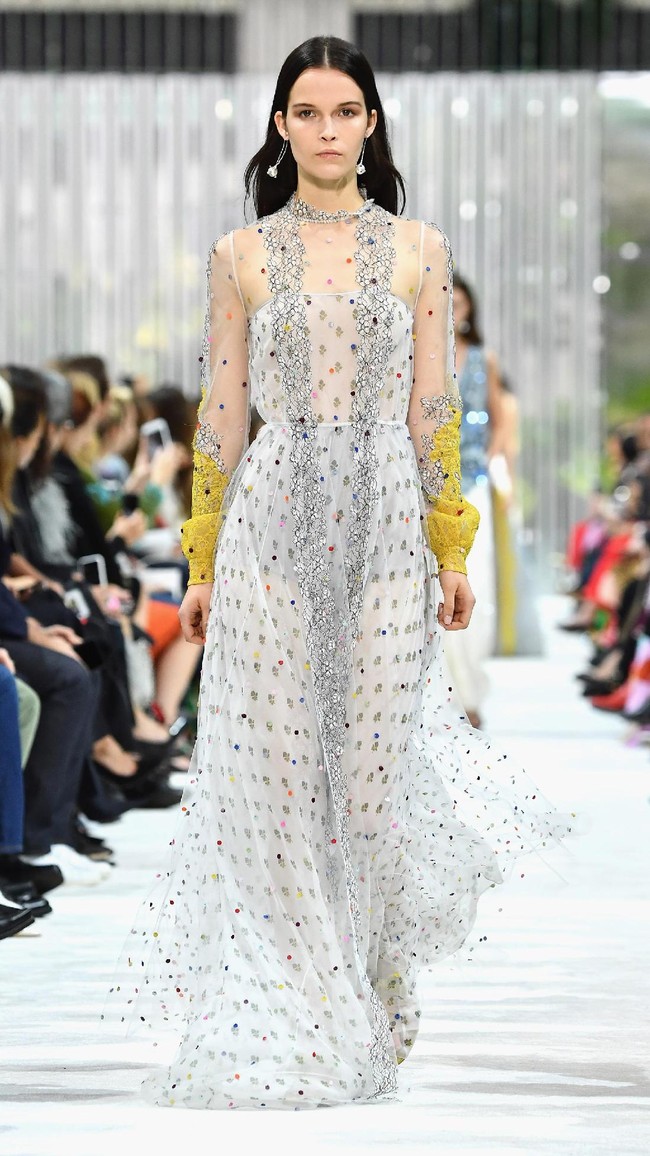 Fashion show Valentino Spring/Summer 2018 di Paris Fashion Week, Prancis, 1 Oktober 2017. [Foto: Pascal Le Segretain/Getty Images]