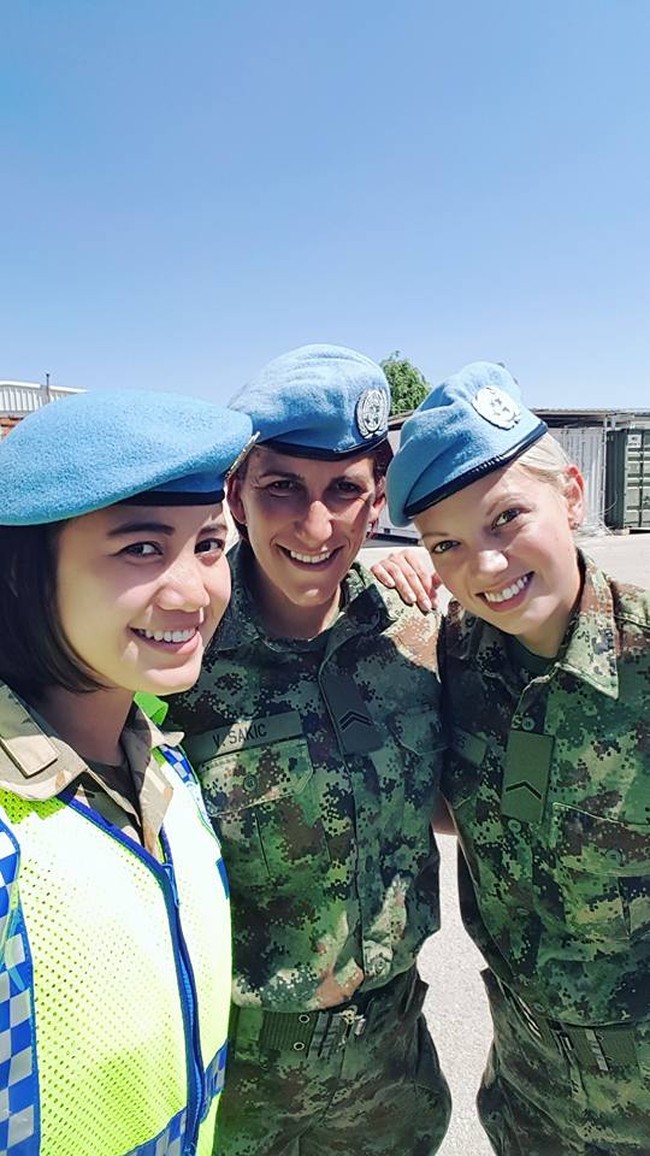 Ini foto Estarina Aritonang ketika bertugas di Lebanon bersama dua tentara dari negara lain. Meski tanpa riasan wajah, Estarina tetap terlihat cantik, setuju? Foto: Dok. Facebook Estarina Aritonang