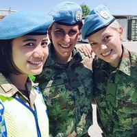Ini foto Estarina Aritonang ketika bertugas di Lebanon bersama dua tentara dari negara lain. Meski tanpa riasan wajah, Estarina tetap terlihat cantik, setuju? Foto: Dok. Facebook Estarina Aritonang