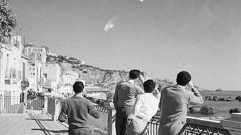 Empat orang di Sisilia, Italia, nonton UFO pada Desember 1954. Foto: Telegraph