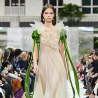 Fashion show Valentino Spring/Summer 2018 di Paris Fashion Week, Prancis, 1 Oktober 2017. [Foto: Pascal Le Segretain/Getty Images]