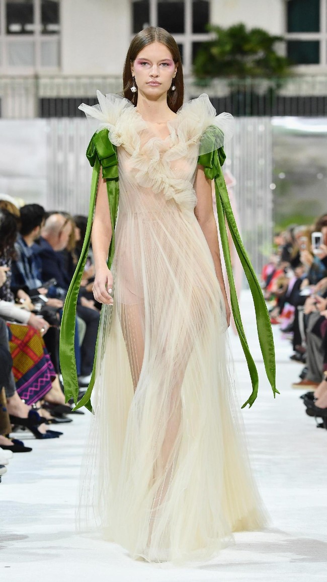 Fashion show Valentino Spring/Summer 2018 di Paris Fashion Week, Prancis, 1 Oktober 2017. [Foto: Pascal Le Segretain/Getty Images]
