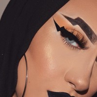 Selanjutnya ada alis petir yang dibuat oleh makeup artist Zakia Wahbi. Alis petir kemudian diikuti oleh sejumlah netizen.  Foto: Instagram