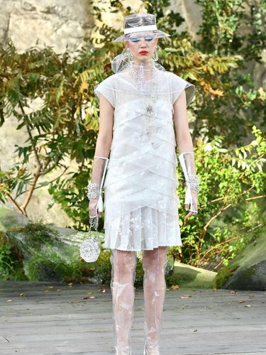Topi transparan di koleksi Spring-Summer 2018 Chanel.