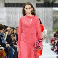 Fashion show Valentino Spring/Summer 2018 di Paris Fashion Week, Prancis, 1 Oktober 2017. [Foto: Pascal Le Segretain/Getty Images]