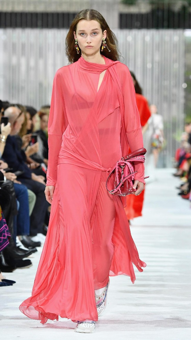 Fashion show Valentino Spring/Summer 2018 di Paris Fashion Week, Prancis, 1 Oktober 2017. [Foto: Pascal Le Segretain/Getty Images]