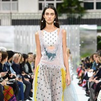 Fashion show Valentino Spring/Summer 2018 di Paris Fashion Week, Prancis, 1 Oktober 2017. [Foto: Pascal Le Segretain/Getty Images]