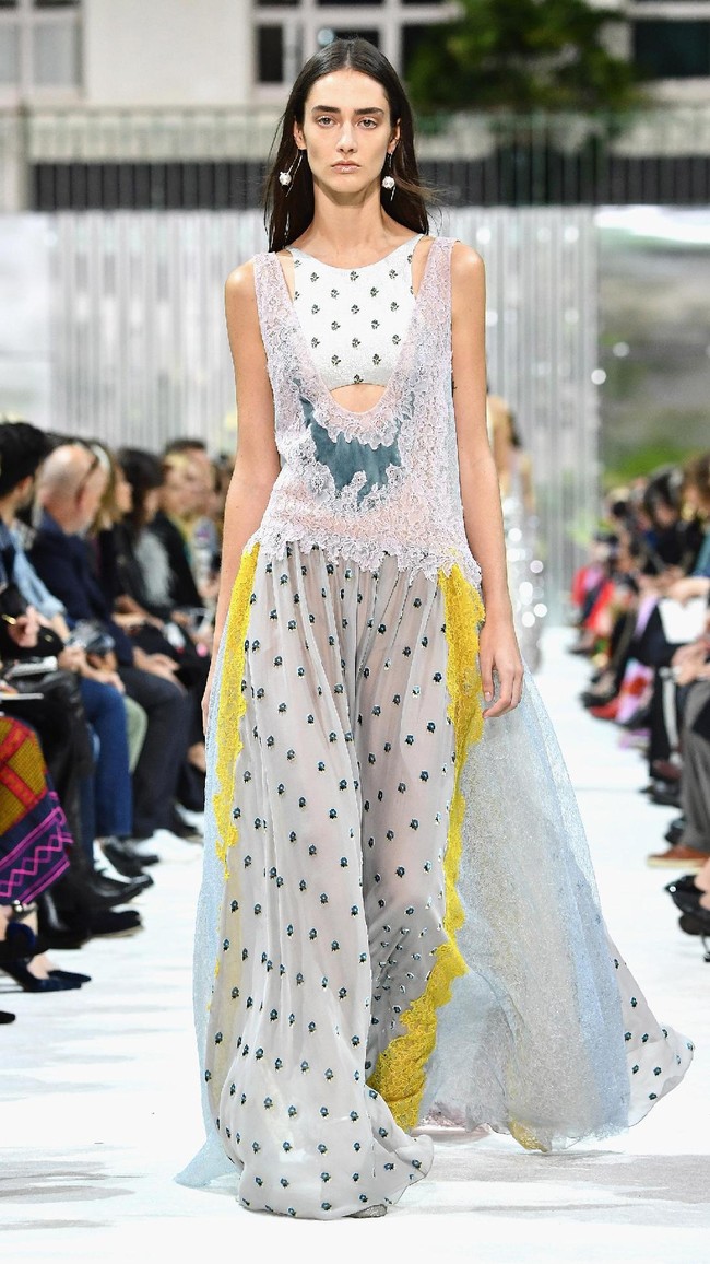 Fashion show Valentino Spring/Summer 2018 di Paris Fashion Week, Prancis, 1 Oktober 2017. [Foto: Pascal Le Segretain/Getty Images]