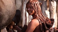 Untuk rambutnya bukan sekedar extension, rambut extension akan dihias dengan mahkota yang disebut Erembe. Erembe akan diberikan kepada perempuan yang memasuki usia pubertas (face2faceafrica/Facebook)