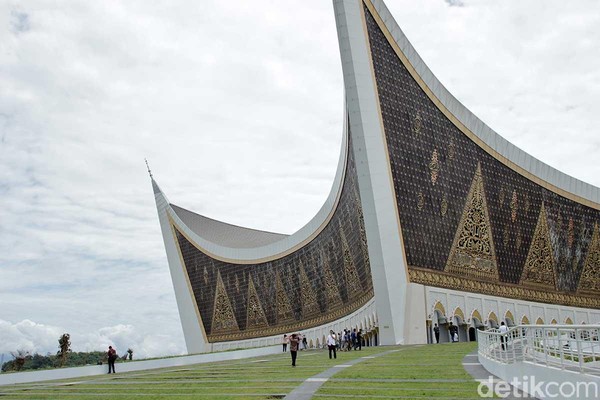 Masjid Raya Sumatera Barat tidak memiliki kubah seperti masjid pada umumnya. Atap masjid berbentuk atap rumah adat Minang, berbentuk gonjong. Masjid Raya Sumatera Barat tidak memiliki kubah seperti masjid pada umumnya. Atap masjid berbentuk atap rumah adat Minang, berbentuk gonjong.
