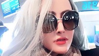 Namun bukan liburannya yang menarik perhatian netizen. Mereka justru terkejut dengan penampilan Alone yang sekarang. Dok. Instagram/cynthiaraalona_real
