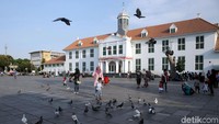 Wisatawan bermain di kawasan Museum Fatahillah, Jakarta.