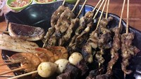 Kalau di Babakaran, Bandung ada sate udang. Semakin nikmat saat dicocol sambal super pedas di sini. Foto: dok. detikFood