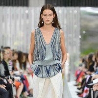 Fashion show Valentino Spring/Summer 2018 di Paris Fashion Week, Prancis, 1 Oktober 2017. [Foto: Pascal Le Segretain/Getty Images]