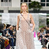 Fashion show Valentino Spring/Summer 2018 di Paris Fashion Week, Prancis, 1 Oktober 2017. [Foto: Pascal Le Segretain/Getty Images]