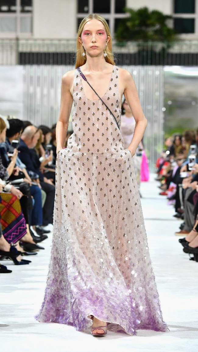 Fashion show Valentino Spring/Summer 2018 di Paris Fashion Week, Prancis, 1 Oktober 2017. [Foto: Pascal Le Segretain/Getty Images]