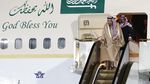 Langka! Saat Raja Salman Turun Tangga Gara-gara Eskalator Macet