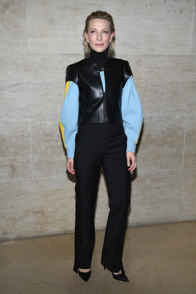 Jaket kulit nan edgy dengan lengan bervolume menjadi pilihan aktris Cate Blanchett. Uber stylish! Foto: Getty Images