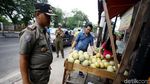 Foto: Asyik! Trotoar di Ciracas Bebas PKL dan Parkir Liar