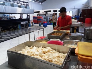 Semua Sajian Makanan di Pernikahan Kahiyang Jokowi Dicek Tim Dokter