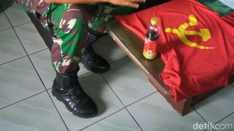Ke Bengkel Pakai Kaos Palu Arit, Pemuda di Wonosobo Ini Diciduk TNI Ke Bengkel Pakai Kaos Palu Arit, Pemuda di Wonosobo Ini Diciduk TNI
