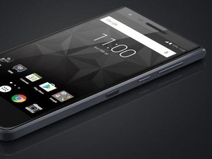 BlackBerry Motion Bisa Diajak Hujan-hujanan