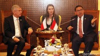 Fadli Zon mengucapkan teriamakasih atas kunjungan balasan Ketua Senat Polandia Stanislaw Karczewski ke DPR dan sebagai kunjungan bilateral tersebut untuk mempererat hubungan Indonesia dan Polandia serta menjalin kerjasama antar kedua negara.