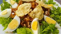 Rujak pengantin ini sebenarnya salad. Campuran wortel, tahu, tauge, kol dan telur rebus serta emping. Bumbu kacangnya makin enak jika sudah meresap.Foto: Istimewa