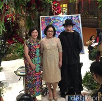 Yung Yung, begitu sapaan akrabnya, menyuguhkan karyanya itu sebagai pembukaan Central Anniversary Flower Extravaganza 2017, Kamis (5/10/2017). Foto: Dok. Daniel Ngantung/Wolipop