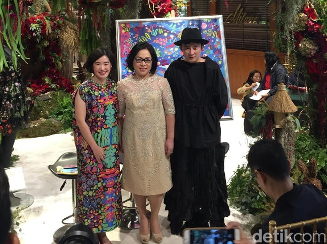 Yung Yung, begitu sapaan akrabnya, menyuguhkan karyanya itu sebagai pembukaan Central Anniversary Flower Extravaganza 2017, Kamis (5/10/2017). Foto: Dok. Daniel Ngantung/Wolipop