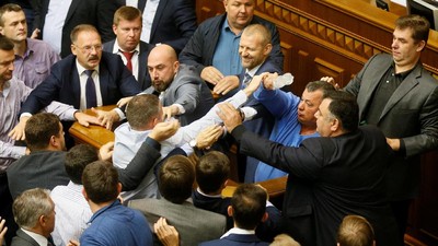 Duh! Anggota Parlemen Ukraina Berkelahi di Ruang Rapat