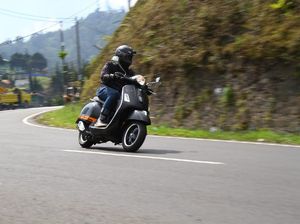 Menuju Kustomfest Jogja Naik Piaggio-Vespa