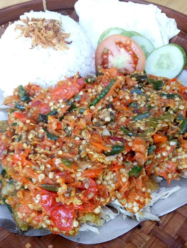 Ayam Goreng Digeprek dan Berselimut Sambal Rawit yang Ayam Goreng Digeprek dan Berselimut Sambal Rawit yang