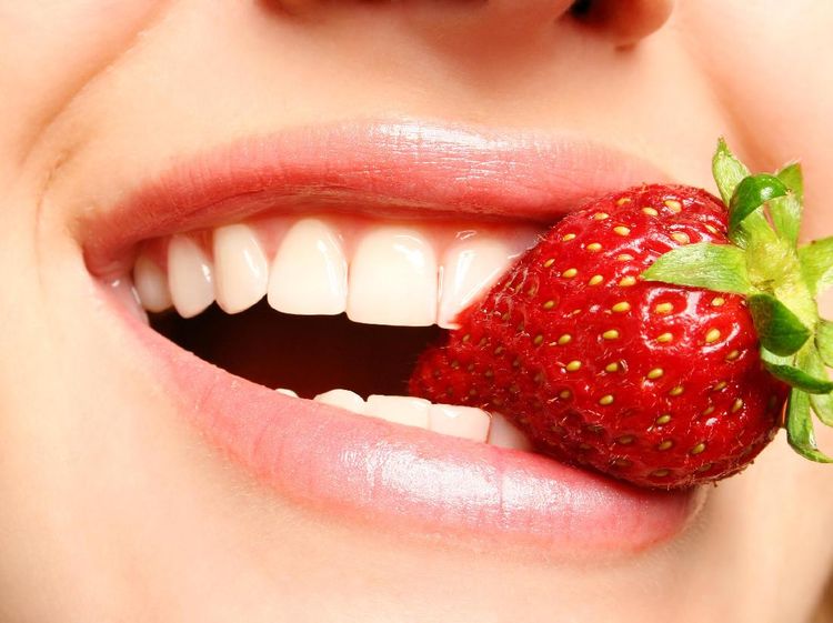 10 Makanan yang Bisa Memutihkan Gigi Secara Alami