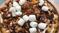 Yang ini namanya Campfire SMores Funnel Cake. Smores dilengkapi chocolate-chile ganache, saus marshmallow panggang, remahan graham cracker dan permen peanut butter.