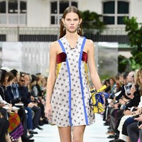 Fashion show Valentino Spring/Summer 2018 di Paris Fashion Week, Prancis, 1 Oktober 2017. [Foto: Pascal Le Segretain/Getty Images]