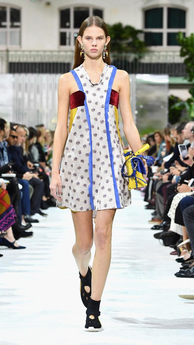 Fashion show Valentino Spring/Summer 2018 di Paris Fashion Week, Prancis, 1 Oktober 2017. [Foto: Pascal Le Segretain/Getty Images]