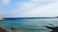 Sa Caleta punya panorama yang jarang ditemui di pantai lain. Bukan cuma air biru dan jernih, sekelilingnya pun tebing merah yang eksotis (Instagram/azkasaiyed)