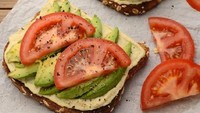 Yang ini paduan whole wheat bread, alpukat, tomat dan krim keju. Lembut segar dan mengenyangkan.Foto: Istimewa/Pinterest