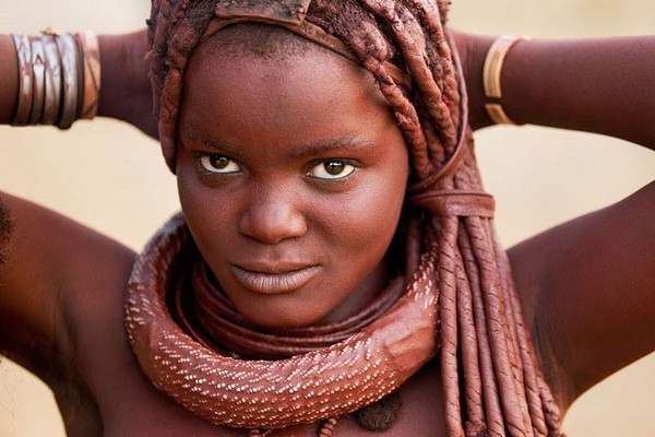 Otjize bukan hanya sekedar kosmetik tapi juga jadi pembersih tubuh. Karena langkanya air di Afrika, wanita-wanita Himba mengoleskan Otjize yang memang berkhasiat untuk membersihkan tubuh (face2faceafrica/Facebook) Otjize bukan hanya sekedar kosmetik tapi juga jadi pembersih tubuh. Karena langkanya air di Afrika, wanita-wanita Himba mengoleskan Otjize yang memang berkhasiat untuk membersihkan tubuh (face2faceafrica/Facebook)