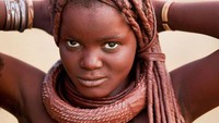 Otjize bukan hanya sekedar kosmetik tapi juga jadi pembersih tubuh. Karena langkanya air di Afrika, wanita-wanita Himba mengoleskan Otjize yang memang berkhasiat untuk membersihkan tubuh (face2faceafrica/Facebook)