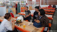 Pedagang tas juga dapat ditemui di tempat ini.