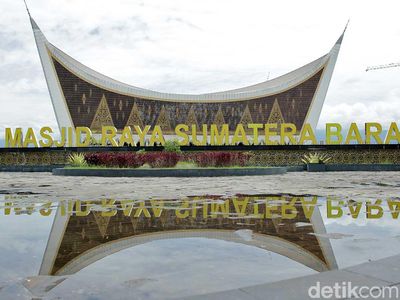 Foto: Masjid Terbesar Sumatera Barat Kebanggaan Orang Minang